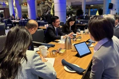 El ministro de Industria y Comercio vietnamita, Nguyen Hong Dien (centro) en el encuentro con el vicepremier y ministro de Comercio e Industria de Singapur, Gan Kim Yong. (Fuente: VNA)