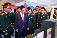 El primer ministro Pham Minh Chinh visita los productos de investigación y creatividad de la Academia Técnica Militar (Fuente: VNA) 