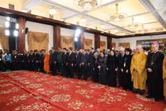 Los delegados en Ciudad Ho Chi Minh guardan silencio en memoria del secretario general Nguyen Phu Trong (Fuente: VNA)