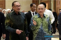 El primer ministro de Malasia, Anwar Ibrahim (izquierda), asiste a la 25ª consulta anual bilateral de líderes en el Palacio de Nurul Iman y se reúne con el sultán de Brunei, Hassanal Bolkiah. (Foto: bernama.com)