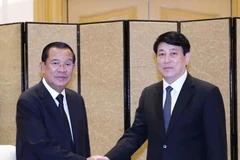 El miembro del Buró Político y miembro permanente del Secretariado del Comité Central del Partido Comunista de Vietnam (PCV), Luong Cuong (derecha) y el presidente del Partido Popular de Camboya (PPC) y titular del Senado de Camboya, Hun Sen (Fuente: VNA)