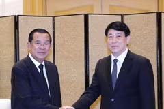 El miembro del Buró Político y miembro permanente del Secretariado del Comité Central del Partido Comunista de Vietnam (PCV), Luong Cuong (derecha) y el presidente del Partido Popular de Camboya (PPC) y titular del Senado de Camboya, Hun Sen (Fuente: VNA)