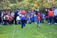 Los niños vietnamitas participan en el juego Potato Picking Race. (Fuente: VNA)