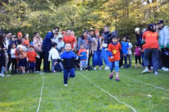 Los niños vietnamitas participan en el juego Potato Picking Race. (Fuente: VNA)
