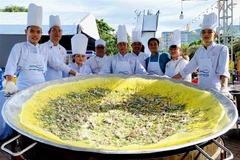 El banh xeo (panqueque chisporroteante) gigante con relleno de atún. (Foto: Le Phuoc Ngoc/TTXVN)