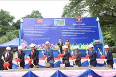 En la ceremonia de la palada inicial para la construcción del Centro de Investigación Científica y Capacitación en la Universidad Nacional de Laos (Fuente: VNA)