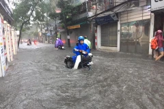 [Fotos] Fuertes lluvias inundan Hanoi 