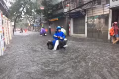 [Fotos] Fuertes lluvias inundan Hanoi 