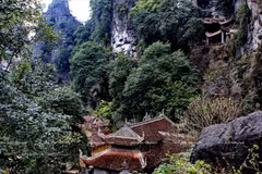 Antigua pagoda en seno de patrimonio mundial Trang An