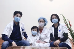 Recibe alta hospitalaria el paciente de trasplante de corazón más joven de Vietnam