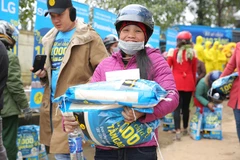 Empresa minorista vietnamita y socios globales ofrecen regalos del Tet a hogares pobres 