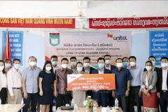 Empresa vietnamita Unitel ayuda a mejorar la calidad de escuela bilingüe en Laos