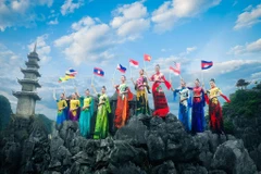 Diseñador lleva flores nacionales del Sudeste Asiático al Ao dai