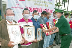 Entregan banderas nacionales a pescadores vietnamitas 