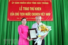 Presidente vietnamita honra a filántropo de 98 años de edad 