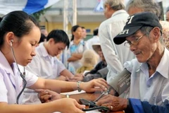Envejecimiento de población limitará crecimiento económico de Vietnam, según BM