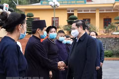 Premier de Vietnam continúa visita de trabajo en provincia fronteriza