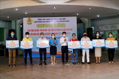 Ciudad Ho Chi Minh obsequia bolsas de bienestar social a trabajadores desfavorecidos