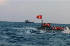 Presidente vietnamita entrega cinco mil banderas nacionales a pescadores 