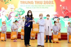 Vicepresidenta vietnamita entrega regalos en área de pediatría por Fiesta del Medio Otoño