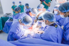 Exitoso primer injerto endoscópico de cartílago articular artificial en Vietnam
