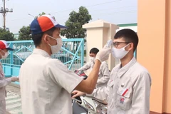 Exigen evitar propagación de COVID-19 en zonas industriales de Vietnam