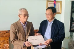 Entregan obsequios a testigos de Hoang Sa