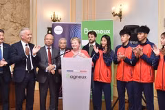 Alcaldesa de Bagneux recibe a atletas vietnamitas de taekwondo