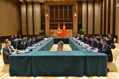 Debaten orientaciones para agilizar lazos Vietnam- China en canal partidista