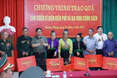 Honran a personas que contribuyeron a la victoria de Dien Bien Phu