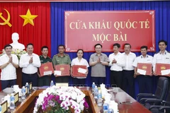 Titular del Legislativo vietnamita visita puerta fronteriza internacional de Moc Bai