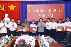 Titular del Legislativo vietnamita visita puerta fronteriza internacional de Moc Bai