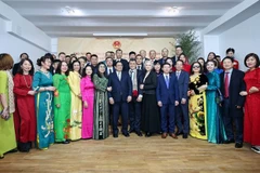 Premier se reúne con la comunidad vietnamita en Rumania