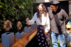 Celebran exposición de fotos impresas sobre madera de café