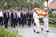 Viceprimer vietnamita coloca inciensos en sitios históricos de Dien Bien