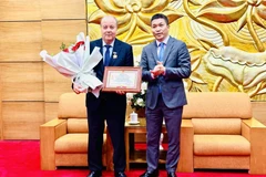 Vietnam entrega medalla conmemorativa de amistad a embajador argelino