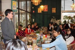 Ofrecen obras literarias vietnamitas en restaurante de Bruselas