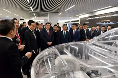 Presidente parlamentario vietnamita se reúne con jefes de principales corporaciones de China