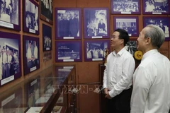 Presidente de Vietnam honra a difuntos dirigentes y extitulares de Estado 