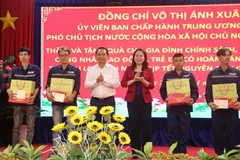 Vicepresidenta vietnamita entrega obsequios de Tet a hogares pobres en Long An