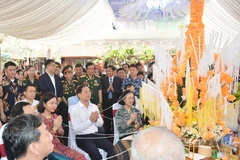 Dirigentes vietnamitas participan en festival tradicional de Laos en Hanoi