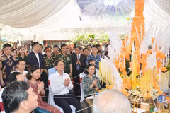 Dirigentes vietnamitas participan en festival tradicional de Laos en Hanoi