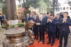 Líder partidista ofrece incienso en Ciudadela Imperial de Thang Long