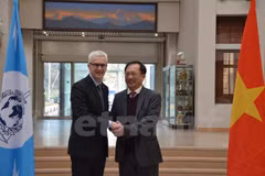 El viceministro vietnamita de Seguridad Pública, Nguyen Van Thanh, y el secretario general de la Interpol, Jürgen Stock