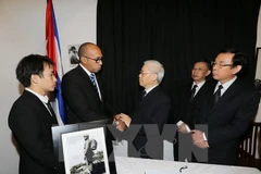 Máximos dirigentes de Vietnam rinden tributo a Fidel Castro