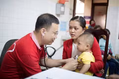 Médicos vietnamitas ofrecen medicamentos gratuitos a veteranos laosianos