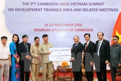 Entregan arroz a favor de los vietnamitas en Camboya