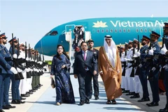 El primer ministro Pham Minh Chinh, y su esposa inician su visita oficial a los Emiratos Árabes Unidos. (Fuente: VNA)