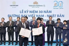 El presidente de la Asamblea Nacional de Vietnam, Tran Thanh Man, y su esposa testimonian la entrega de acuerdo de cooperación. (Fuente: VNA)