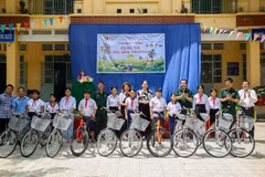 Veteranos de VNA entregan regalos a estudiantes en zona fronteriza de Tay Ninh